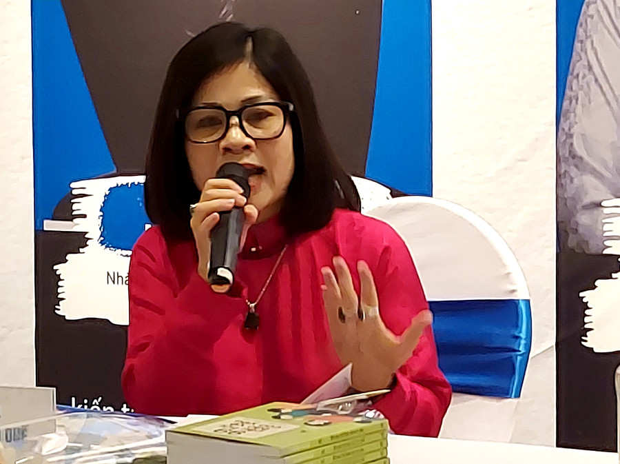 TS Quách Thu Quế chia sẻ tâm huyết khi viết cuốn sách '99 câu hỏi bảo vệ con yêu'. Ảnh: Bình Thanh TS Quách Thu Quế chia sẻ tâm huyết khi viết cuốn sách '99 câu hỏi bảo vệ con yêu'. Ảnh: Bình Thanh