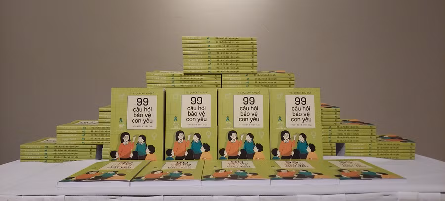 Cuốn sách '99 câu hỏi bảo vệ con yêu' giống như cẩm nang phòng chống xâm hại tình dục trẻ em. Ảnh: Bình Thanh