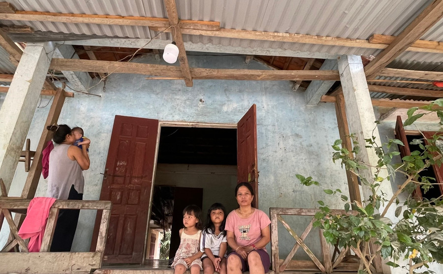 Nhường hết đất cho thuỷ điện nên gia đình bà Y Grich đành ở lại khu tái định cư Xô Luông. Nhường hết đất cho thuỷ điện nên gia đình bà Y Grich đành ở lại khu tái định cư Xô Luông.