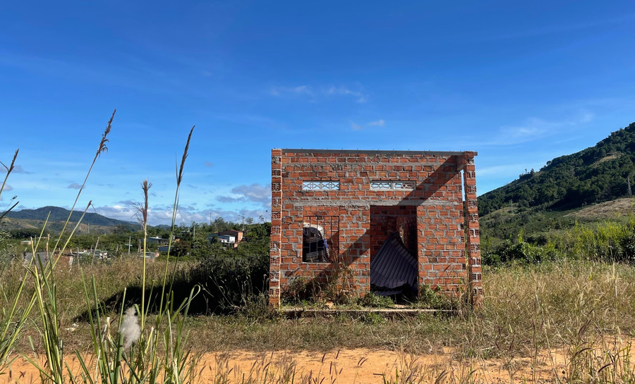 Những căn nhà ở khu tái định cư thôn Pa Cheng xập xệ, xuống cấp. Những căn nhà ở khu tái định cư thôn Pa Cheng xập xệ, xuống cấp.