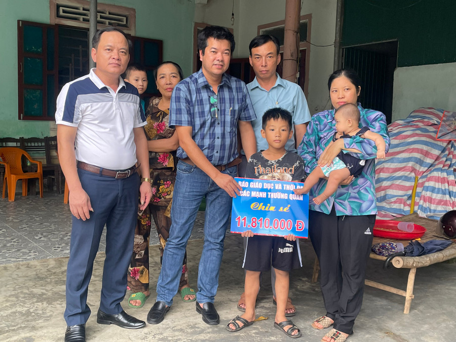 Nhà báo Nguyễn Văn Dũng - Trưởng đại diện Báo GD&TĐ Khu vực MT-TN cùng chính quyền địa phương trao tiền hỗ trợ của bạn đọc cho gia đình bé Thái Hà. (Ảnh: Vũ Long). Nhà báo Nguyễn Văn Dũng - Trưởng đại diện Báo GD&TĐ Khu vực MT-TN cùng chính quyền địa phương trao tiền hỗ trợ của bạn đọc cho gia đình bé Thái Hà. (Ảnh: Vũ Long).
