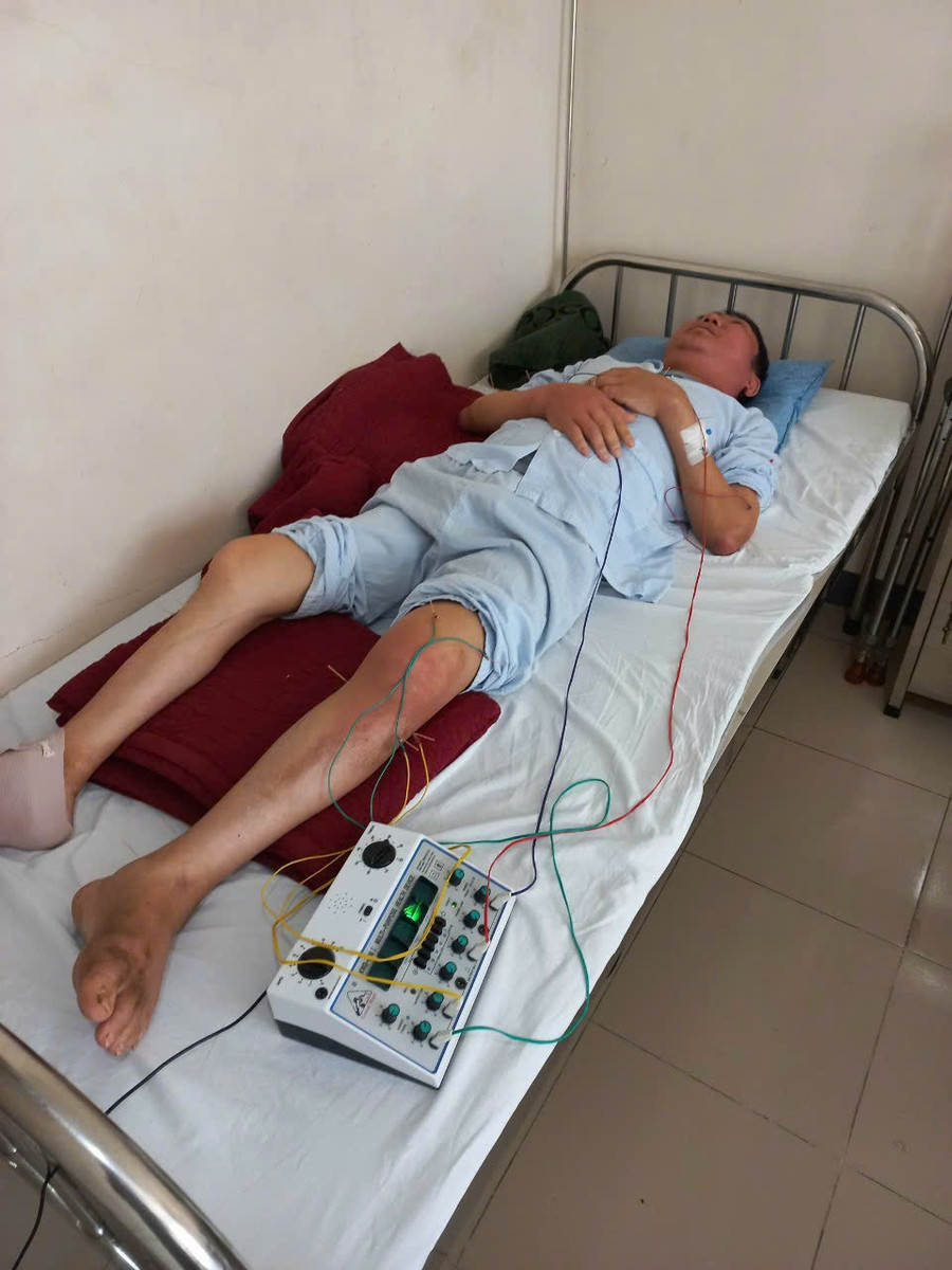 Anh Đinh Văn Thái bị chứng bệnh Gout biến chứng hành hạ. (Ảnh: Vũ Long). Anh Đinh Văn Thái bị chứng bệnh Gout biến chứng hành hạ. (Ảnh: Vũ Long).