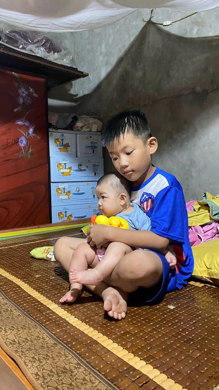 Anh trai mới lớp 3 đã phải trông nom em gái để mẹ vào viện chăm bố. (Ảnh: Vũ Long). Anh trai mới lớp 3 đã phải trông nom em gái để mẹ vào viện chăm bố. (Ảnh: Vũ Long).