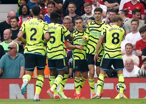 Arsenal thắng Man Utd 1-0 để đòi lại ngôi đầu từ tay Man City sau vòng 37 Ngoại hạng Anh. Arsenal thắng Man Utd 1-0 để đòi lại ngôi đầu từ tay Man City sau vòng 37 Ngoại hạng Anh.