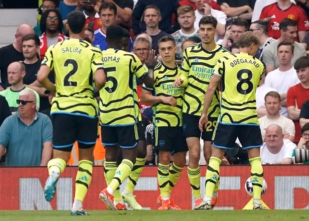 Arsenal thắng Man Utd 1-0 để đòi lại ngôi đầu từ tay Man City sau vòng 37 Ngoại hạng Anh.