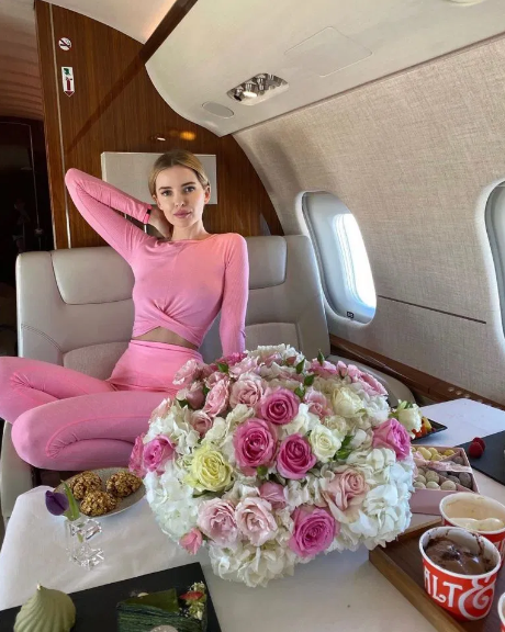  Bó hoa yêu kiều khoe sắc xuất hiện trên máy bay tư nhân của một tiểu thư giàu có.