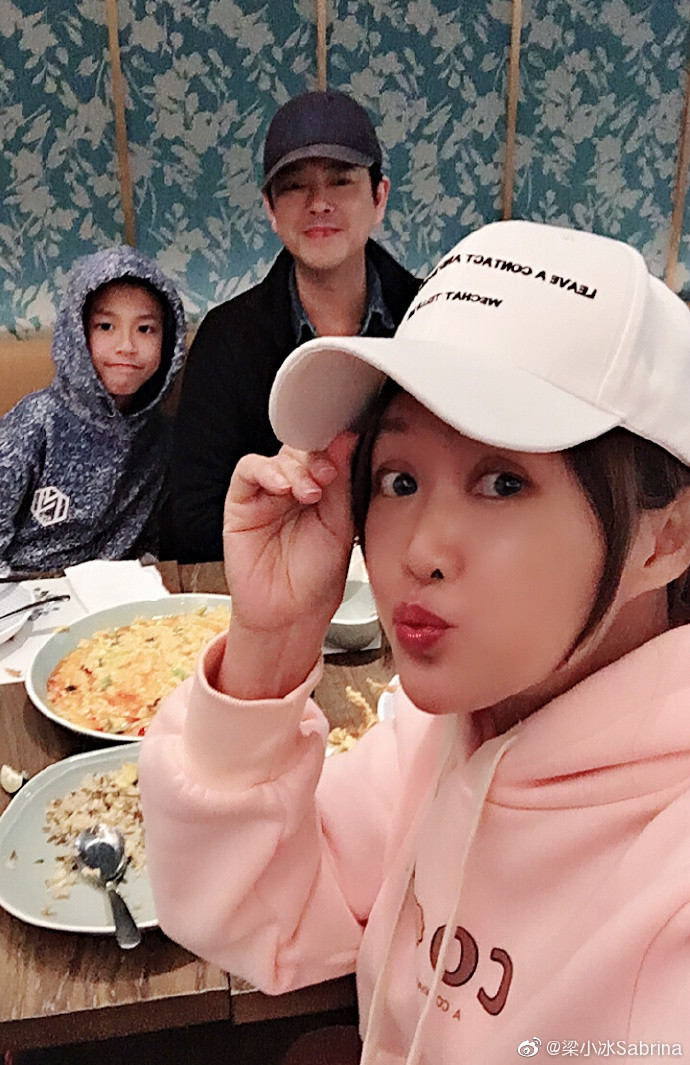 Cuộc sống chật vật nuôi chồng con ít người biết của "Chúc Anh Đài" Lương Tiểu Băng ảnh 4 'Chuc Anh Dai' Luong Tieu Bang va cuoc song chat vat nuoi chong con hinh anh 5 7524a0bagy1g9lwa1pq69j20k00uv4qp.jpg