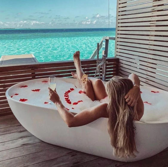  Cô gái thỏa thích đắm mình trong bồn tắm với tầm nhìn hướng ra biển rộng.
