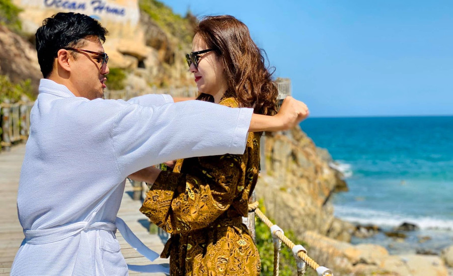 Valentine năm ngoái, Đan Lê đã chia sẻ chiếc hộp kỷ niệm đầy ắp hình ảnh yêu đương cùng những tấm thiệp mà cô và Khải Anh đã làm cho nhau cách đây 20 năm. "Vào buổi chiều của ngày lễ Tình nhân, cô gái vẫn cắm cúi dọn dẹp ngôi nhà còn lộn xộn sau sửa chữa. Mở ngăn kéo tủ góc phòng, nơi chiếc hộp ký ức đã phủ bụi mờ trắng, cô lấy khăn ẩm lau một lượt. Dừng lại vài giây, cô thuận tay lật mở từng trang rực rỡ. Đã 20 năm rồi, kể từ ngày cô bắt đầu lưu vào đây những ký ức đẹp đẽ", cô kể. 9 nam hon nhan cua Dan Le va Khai Anh hinh anh 9 dan_le_khai_anh_1.jpg