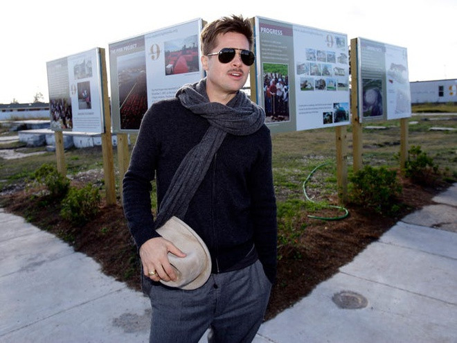 Ngoài bất động sản, nam tài tử cũng chi rất nhiều tiền cho các hoạt động thiện nguyện. Quỹ từ thiện Jolie-Pitt của anh cùng người vợ cũ được ước tính có quy mô khoảng 41 triệu USD vào tháng 3/2019. Ảnh: AP. Tai tu Brad Pitt kiem tien va tieu xai xa xi nhu the nao hinh anh 9 5e45a5522dae5c6d9f4639f5.jpg