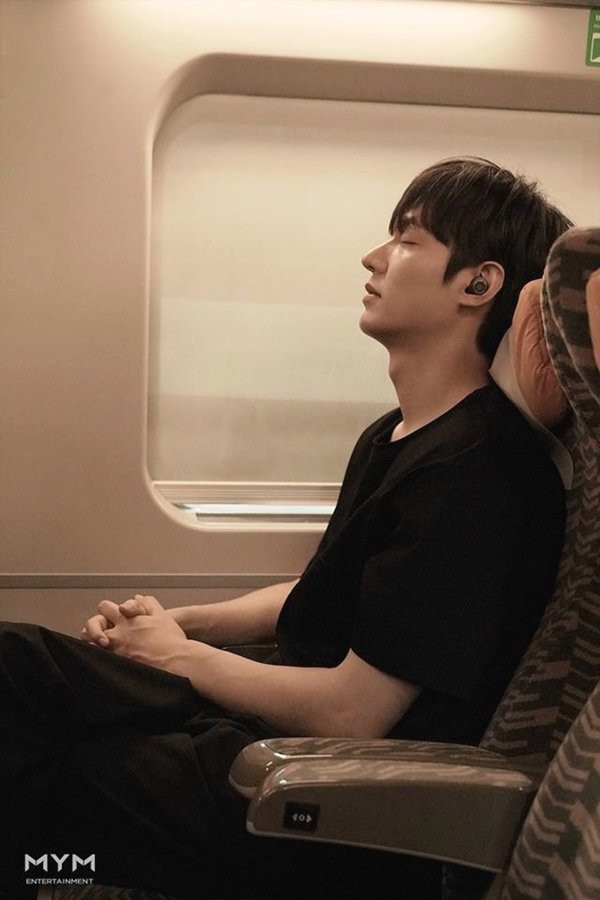 Lee Min Ho lại khiến người hâm mộ bấn loạn vì góc nghiêng thần thánh ảnh 3 chi vi vai buc anh, lee min ho khien ai gap cung muon to tinh ngay lap tuc - 4