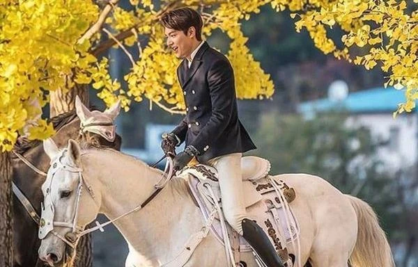 Lee Min Ho lại khiến người hâm mộ bấn loạn vì góc nghiêng thần thánh