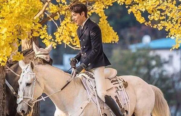 Lee Min Ho lại khiến người hâm mộ bấn loạn vì góc nghiêng thần thánh