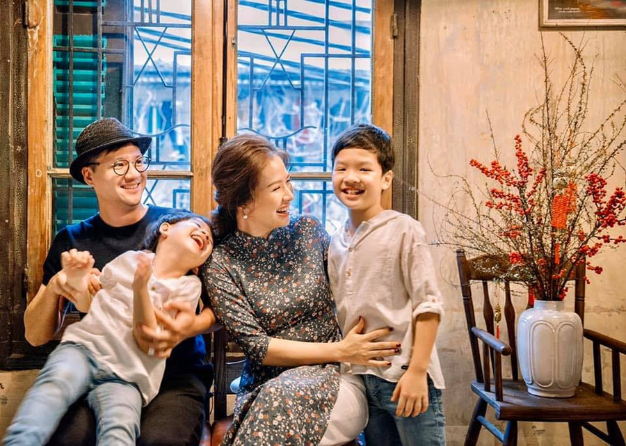 Nhưng sau tất cả, Đan Lê vẫn chọn Khải Anh là người cuối cùng cô muốn dành hết cả quãng đời còn lại. Năm 2011, họ kết hôn trong sự ủng hộ tuyệt đối của gia đình, bạn bè. Kết tinh cho mối tình này là 2 bé trai kháu khỉnh lần lượt chào đời. MC Hà Thành chia sẻ cô thấy hạnh phúc ở thời điểm này. "Chẳng mong gì nhiều, chỉ mong đôi ta yêu nhau bình yên như thế thôi", Đan Lê viết trên trang cá nhân. 9 nam hon nhan cua Dan Le va Khai Anh hinh anh 8 80783057_3250204498330113_7150292233332195328_n.jpg