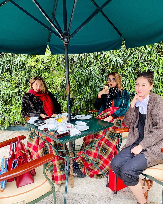 Trước đó, họ đi du lịch Hà Nội cùng nhau. Vào dịp Tết Nguyên đán, Kỳ Duyên đã đến nhà Minh Triệu ở Phú Yên để thăm gia đình. Chưa hết, Kỳ Duyên còn tiết lộ được Minh Triệu mừng tuổi 12.345.600 đồng thông qua tài khoản. Ky Duyen don Valentine voi Minh Trieu o Da Lat hinh anh 11 kyduyen1311_83208224_118406856265624_4008245164375343541_n.jpg