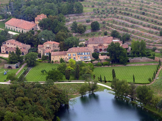 Hai vợ chồng đầu tư khá nhiều tiền vào bất động sản. Họ mua một điền trang rộng hơn 485 ha để trồng nho và chế biến rượu ở Pháp vào năm 2008 với giá67 triệu USD. Ảnh: Getty. Tai tu Brad Pitt kiem tien va tieu xai xa xi nhu the nao hinh anh 6 5e42d6414b661b5ec40694a2.jpg