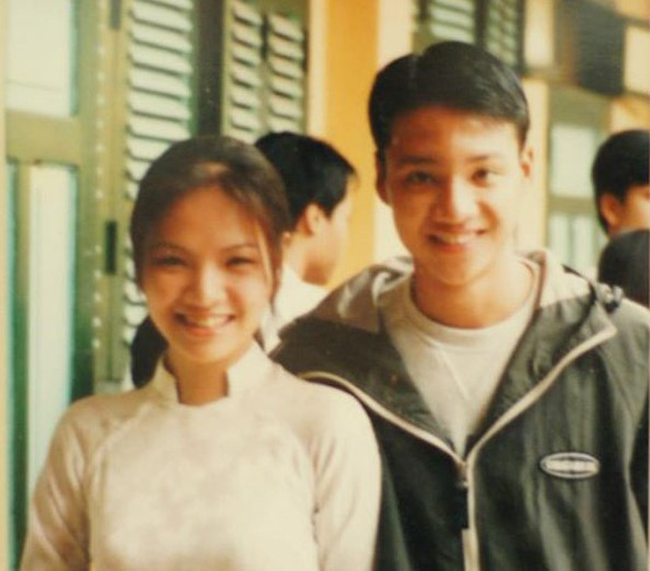 Từ thuở còn học THPT Thăng Long (Hà Nội), Đan Lê và Khải Anh đã dành cho nhau những rung động, cảm giác yêu đương đầu đời. Thời điểm đó họ rất nổi tiếng vì xinh trai, đẹp gái và còn học giỏi. Đan Lê kể cô gặp chồng ở đội văn nghệ trường năm 1998, làm bạn với nhau rồi trở thành người yêu vào mùa Valentine cách đây 21 năm. 9 nam hon nhan cua Dan Le va Khai Anh hinh anh 3 dan_le_khai_anh_01_2_.jpg