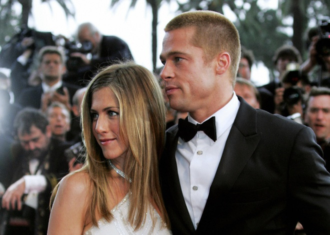 Năm 2001, Brad Pitt và người vợ đầu tiên Jennifer Aniston thành lập công ty sản xuất phim có tên là Plan B và cho ra đời nhiều bộ phim nổi tiếng. Sau vụ ly hôn của 2 người, Pitt trở thành chủ sở hữu duy nhất của công ty này. Ảnh: Reuters. Tai tu Brad Pitt kiem tien va tieu xai xa xi nhu the nao hinh anh 4 brad_pitt_jennifer_aniston.jpg