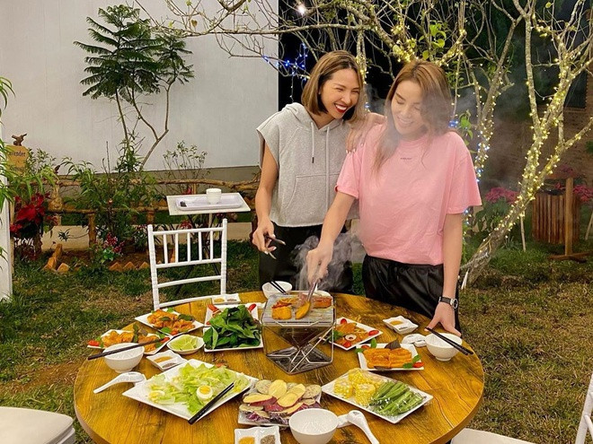 Vào buổi tối, Kỳ Duyên và "bạn thân" mở tiệc thịt nướng, uống Soju và bia. "Trời lạnh thế này mà ăn thịt nướng là quên luôn cái lạnh 13-14 độ C", 9X Nam Định chú thích kèm bức ảnh thân mật với Minh Triệu. Ky Duyen don Valentine voi Minh Trieu o Da Lat hinh anh 2 minhtrieu_84805877_690956148108249_4316104940763856208_n_1.jpg