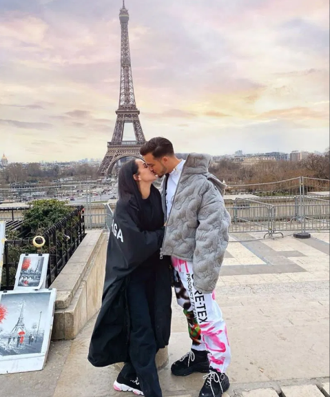  Tận hưởng không khí ngọt ngào bên người yêu ở Paris là một ý tưởng tuyệt vời.