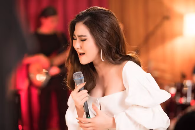 Hương Tràm phủ nhận có bạn trai tại Mỹ