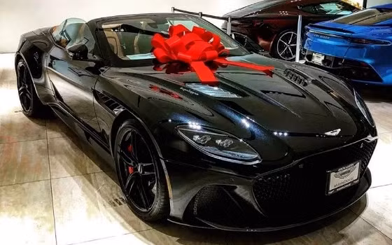 Hội con nhà giàu đọ độ sang chảnh ngày Valentine