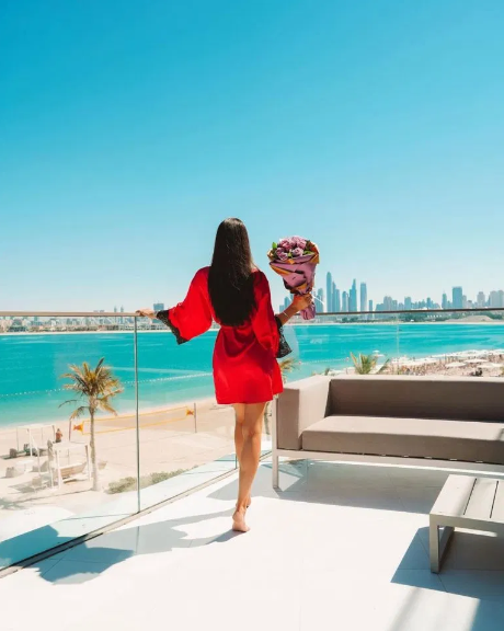  Nhiều cặp đôi dắt tay nhau đến vùng biển đầy nắng gió để tận hưởng không khí trong lành.