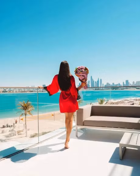  Nhiều cặp đôi dắt tay nhau đến vùng biển đầy nắng gió để tận hưởng không khí trong lành.