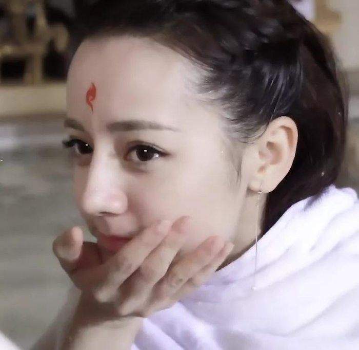 Hình ảnh hậu trường của Địch Lệ Nhiệt Ba gây sốt vìquá cute ảnh 5