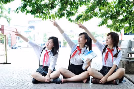 Nu sinh Phuong Dong deo khan quang do tro lai thoi hoc sinh 