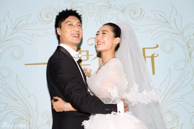 Hà Kiến Trạch được tiếng chiều chuộng người yêu khi cầu hôn bằng nhẫn kim cương khắc tên Hân Nhiên.