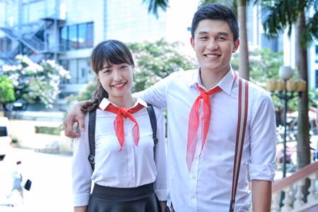 Nu sinh Phuong Dong deo khan quang do tro lai thoi hoc sinh 