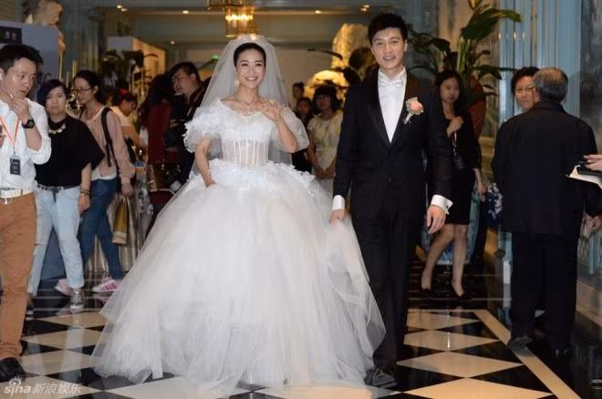 Sao nữ ‘Chân Hoàn truyện’ hôn chồng đắm đuối trong ngày cưới