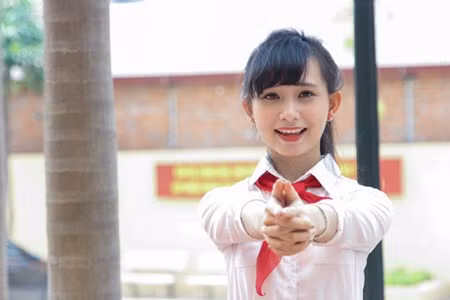 Nu sinh Phuong Dong deo khan quang do tro lai thoi hoc sinh 