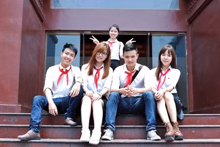 Nu sinh Phuong Dong deo khan quang do tro lai thoi hoc sinh 