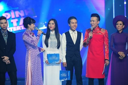 Hoàng Tôn xin lỗi nhạc sĩ Nguyễn Cường vì sự cố quên lời Hoang Ton xin loi nhac si Nguyen Cuong vi su co quen loi