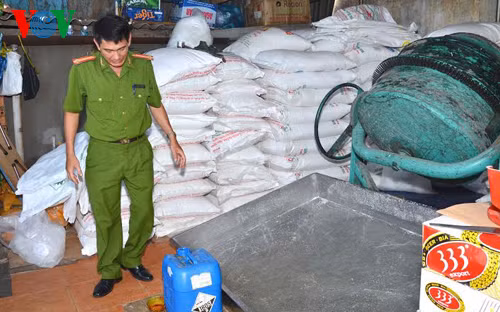 Phát hiện cơ sở chế biến đường bằng hóa chất gây hại