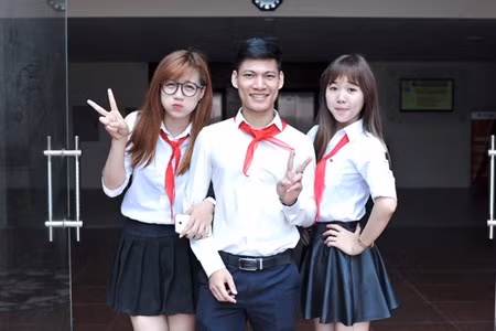 Nữ sinh Phương Đông đeo khăn quàng đỏ trở lại thời học sinh