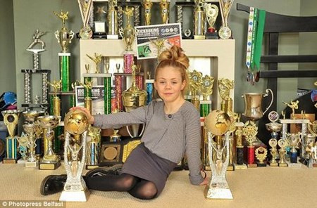 Cô bé Karate 9 tuổi gây kinh ngạc tại Anh Co be Karate 9 tuoi gay kinh ngac tai Anh