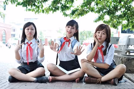 Nu sinh Phuong Dong deo khan quang do tro lai thoi hoc sinh 