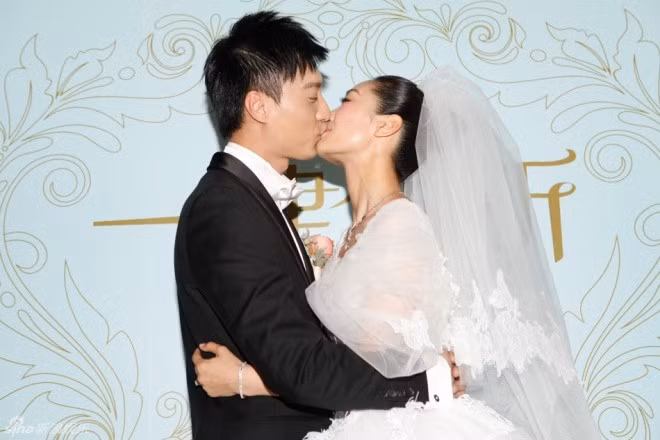 Đôi tình nhân không ngừng khóa môi thắm thiết.