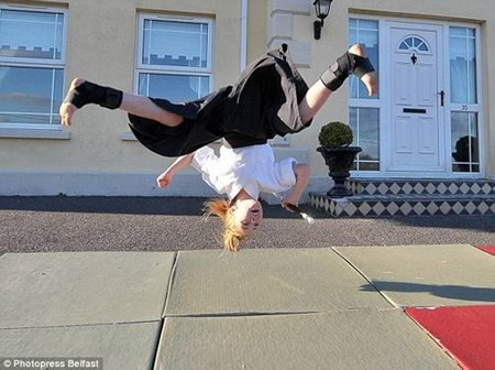 Cô bé Karate 9 tuổi gây kinh ngạc tại Anh Co be Karate 9 tuoi gay kinh ngac tai Anh