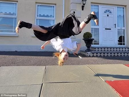 Co be Karate 9 tuoi gay kinh ngac tai Anh