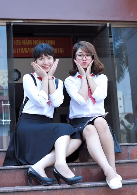 Nu sinh Phuong Dong deo khan quang do tro lai thoi hoc sinh 