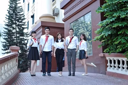 Nu sinh Phuong Dong deo khan quang do tro lai thoi hoc sinh 