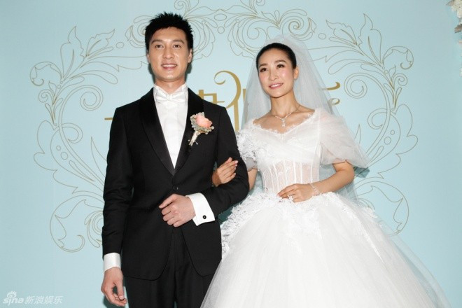 Sự hạnh phúc không che giấu của cô dâu và chú rể - tài tử Hà Kiến Trạch. Tiết lộ về lý do sớm kết hôn, Đào Hân Nhiên nói: “Bởi vì có một anh chàng ngốc, một người đàn ông dại khờ yêu tôi nhiều năm, tôi cảm thấy tôi sẽ là kẻ đại ngốc nếu để mất anh ấy”. Sự hạnh phúc không che giấu của cô dâu và chú rể - tài tử Hà Kiến Trạch. Tiết lộ về lý do sớm kết hôn, Đào Hân Nhiên nói: “Bởi vì có một anh chàng ngốc, một người đàn ông dại khờ yêu tôi nhiều năm, tôi cảm thấy tôi sẽ là kẻ đại ngốc nếu để mất anh ấy”.