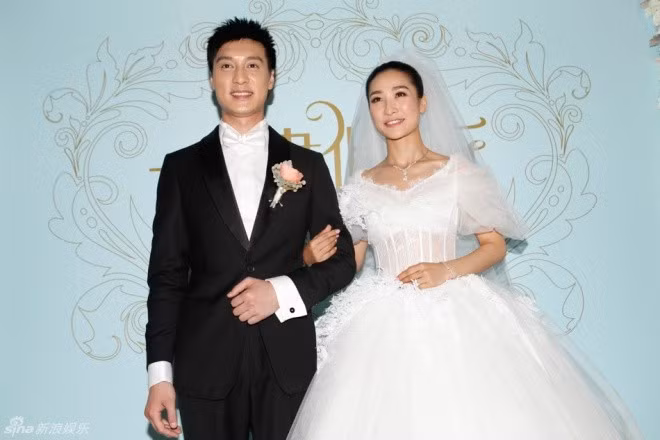 Sự hạnh phúc không che giấu của cô dâu và chú rể - tài tử Hà Kiến Trạch. Tiết lộ về lý do sớm kết hôn, Đào Hân Nhiên nói: “Bởi vì có một anh chàng ngốc, một người đàn ông dại khờ yêu tôi nhiều năm, tôi cảm thấy tôi sẽ là kẻ đại ngốc nếu để mất anh ấy”.