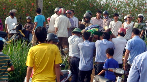 Lái tàu được đưa ra ngoài đi cấp cứu. Ảnh: Hoàng Trường