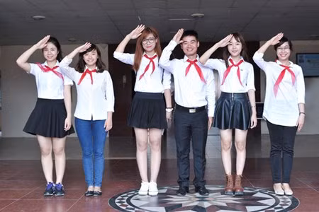 Nu sinh Phuong Dong deo khan quang do tro lai thoi hoc sinh 