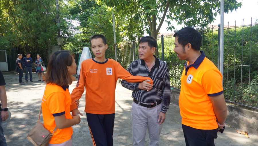 HS được cô giáo và phụ huynh đưa ra sân tập tại Trung tâm Tâm Việt (cơ sở mới ở Đông Anh) – ảnh Lê Đăng